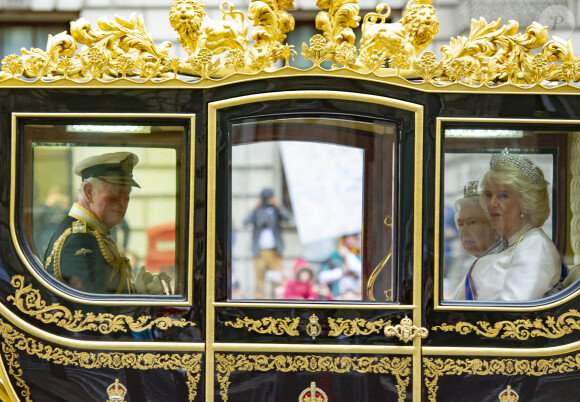 Le prince Charles, prince de Galles, et Camilla Parker Bowles, duchesse de Cornouailles, la reine Elisabeth II d'Angleterre - la famille royale d'Angleterre arrive à l'ouverture du Parlement au palais de Westminster à Londres. Le 14 octobre 2019