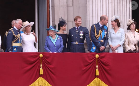 Le prince Charles, Camilla Parker Bowles, duchesse de Cornouailles, la reine Elisabeth II d'Angleterre, Meghan Markle, duchesse de Sussex (habillée en Dior Haute Couture par Maria Grazia Chiuri), le prince Harry, duc de Sussex, le prince William, duc de Cambridge, Kate Catherine Middleton, duchesse de Cambridge, la princesse Anne - La famille royale d'Angleterre lors de la parade aérienne de la RAF pour le centième anniversaire au palais de Buckingham à Londres.