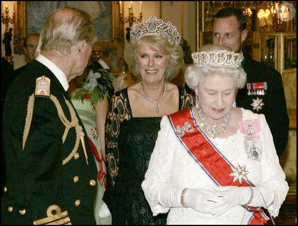 Le prince Philip, la reine Elizabeth et Camilla, duchesse de Cornouialles lors d'un dîner à Buckingham en 2005.