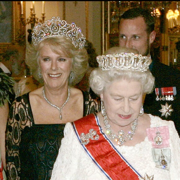 Le prince Philip, la reine Elizabeth et Camilla, duchesse de Cornouialles lors d'un dîner à Buckingham en 2005.