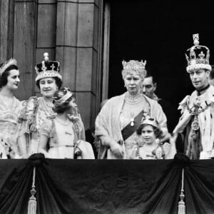 Le couronnement du roi George VI, entouré de sa femme, la reine Elizabeth et de leurs enfants, la princesse Elisabeth et la princesse Margaret sur le balcon de Buckingham Palace, le 12 mai 1937.