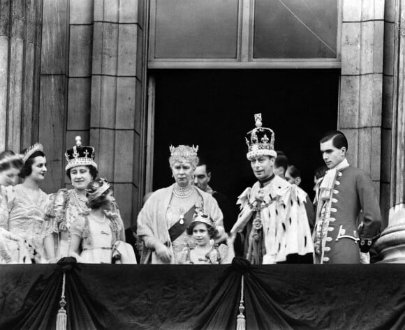 Le couronnement du roi George VI, entouré de sa femme, la reine Elizabeth et de leurs enfants, la princesse Elisabeth et la princesse Margaret sur le balcon de Buckingham Palace, le 12 mai 1937.