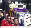 Obsèques de la Reine mère, la mère d'Elizabeth II, à Westminster en 2002. Sa couronne est disposée sur son cercueil.