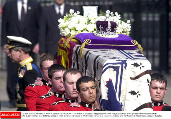 Obsèques de la Reine mère, la mère d'Elizabeth II, à Westminster en 2002. Sa couronne est disposée sur son cercueil.