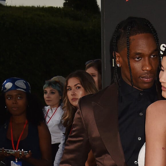 Travis Scott avec sa compagne Kylie Jenner à la première du prochain documentaire de Netflix Look Mom I Can Fly au Barker Hangar dans le quartier de Santa Monica à Los Angeles.