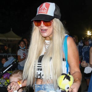 Exclusif - Tori Spelling, son mari Dean McDermott et leurs enfants Stella, Liam, Hattie, Finn et Beau sont allés à la fête foraine "Malibu Chili Cook-Off" à Los Angeles, le 6 septembre 2021.