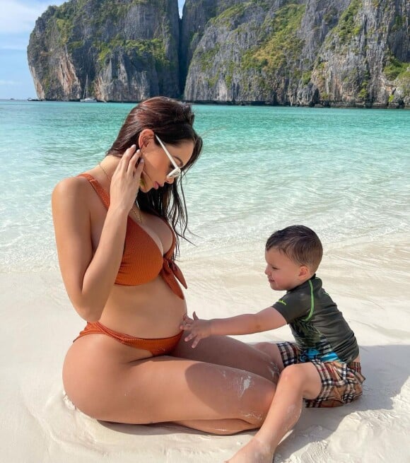 Nabilla enceinte, avec son fils Milann en vacances en Thaïlande, sur Instagram le 8 février 2022.