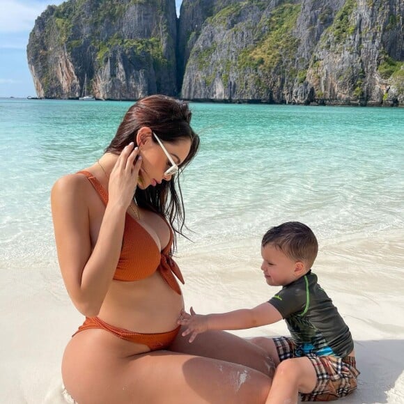 Nabilla enceinte, avec son fils Milann en vacances en Thaïlande, sur Instagram le 8 février 2022.