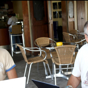 Paul Belmondo en vacances à Antigua avec Yves Rénier, en 2007.