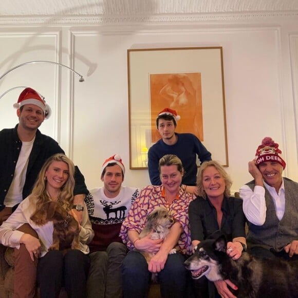 Paul et Luana Belmondo avec leurs enfants, Alessandro (et sa femme Méliné), Victor et Giacomo, avec la productrice Stéphanie Vannier, sur Instagram en décembre 2021.