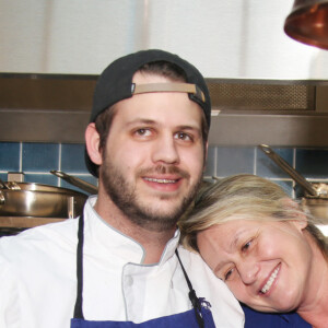 Exclusif - Alessandro Belmondo avec sa mère Luana Belmondo - Alessandro Belmondo, le fils de P. et L. Belmondo est chef cuisinier dans le nouveau restaurant "Il Cara Rosso" dont c'est l'inauguration ce jour, à Saint-Cloud le 31 janvier 2018. © Denis Guignebourg/Bestimage