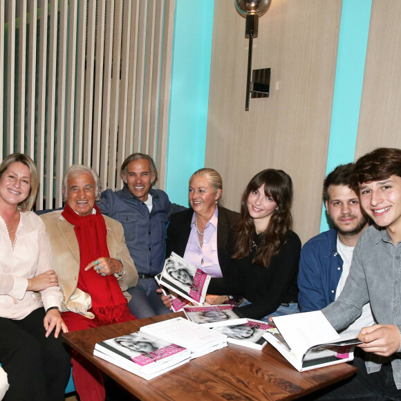 Victor Belmondo, Charles Gérard, Luana Belmondo, Jean-Paul Belmondo, Paul Belmondo, Florence Belmondo, Annabelle Belmondo, Alessandro et Giacomo Belmondo - A l'occasion du lancement de son nouveau livre "Mes recettes bonne humeur" (Editions du Cherche Midi), Luana Belmondo a réuni ses proches et amis épicuriens autour d'un Aperitivo concocté par le Chef Denny Imbroisi (Restaurant IDA) à Paris, le 13 Octobre 2016. © Dominique Jacovides/Bestimage