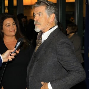 Pierce Brosnan lors d'un interview accompagné de sa femme Keely Shaye Smith à la sortie du théâtre Ahmanson à Los Angeles, le 22 janvier 2020