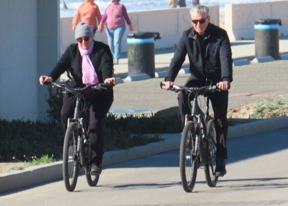 Exclusif - Pierce Brosnan et sa femme Keely Shaye font une balade à vélo à Malibu le 26 décembre 2021.