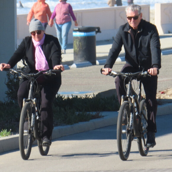 Exclusif - Pierce Brosnan et sa femme Keely Shaye font une balade à vélo à Malibu le 26 décembre 2021.