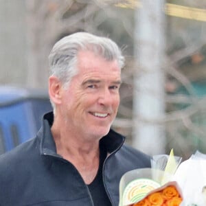 Exclusif - Pierce Brosnan à la sortie d'un fleuriste à Los Angeles, le 14 janvier 2022.