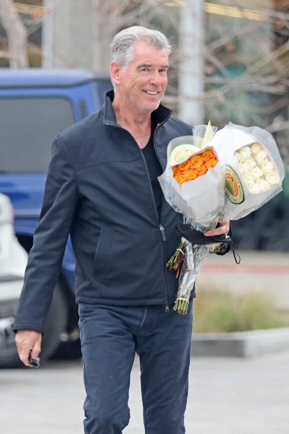 Exclusif - Pierce Brosnan à la sortie d'un fleuriste à Los Angeles, le 14 janvier 2022.