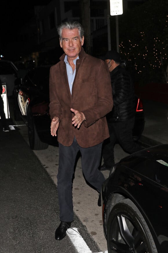 Exclusif - Pierce Brosnan et sa femme Keely Shaye Smith quittent le restaurant Giorgio Baldi après un dîner romantique à Santa Monica, Los Angeles, Californie, Etats-Unis, le 4 février 2022.