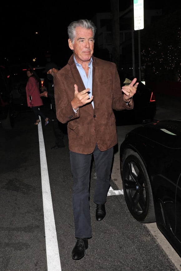 Exclusif - Pierce Brosnan et sa femme Keely Shaye Smith quittent le restaurant Giorgio Baldi après un dîner romantique à Santa Monica, Los Angeles, Californie, Etats-Unis, le 4 février 2022.