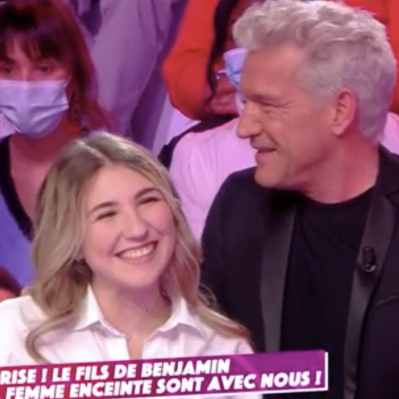 Julien Castaldi et sa fiancée Kiara révèlent le prénom de leur futur bébé dans "TPMP XXL" - C8