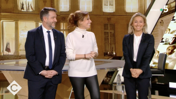Anne-Sophie Lapix taquine Léa Salamé sur son look très décontracté en direct à la télévision - "C à vous", France 5