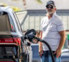 Exclusif - Mel Gibson fait le plein d'essence de la voiture de sa compagne à Malibu le 20 aout 2021.