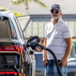 Exclusif - Mel Gibson fait le plein d'essence de la voiture de sa compagne à Malibu le 20 aout 2021.