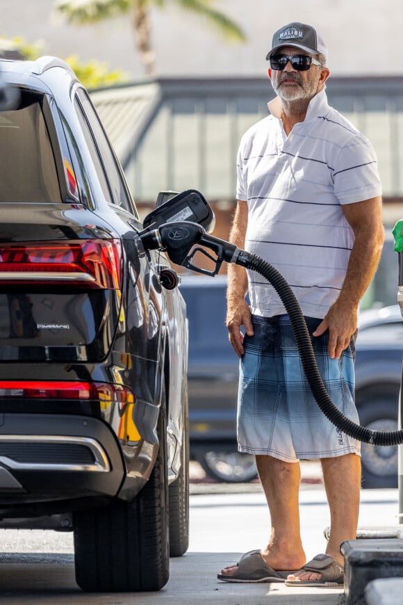 Exclusif - Mel Gibson fait le plein d'essence de la voiture de sa compagne à Malibu le 20 aout 2021.