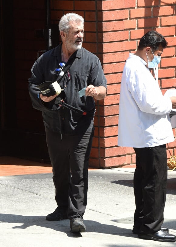 Exclusif - Mel Gibson, 65 ans, quitte le restaurant Toscana après un déjeuner avec un ami à Brentwood le 13 août 2021. Mel Gibson a le bras droit en écharpe.