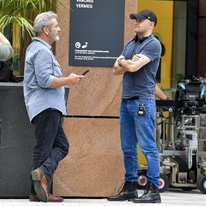 Exclusif - Mel Gibson et Romuald Boulanger lors du tournage du film "On the Line" à La Défense le 21 juin 2021. © Pierre Perusseau / Bestimage