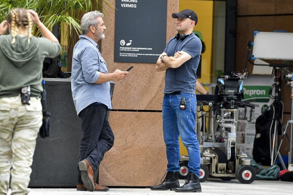 Exclusif - Mel Gibson et Romuald Boulanger lors du tournage du film "On the Line" à La Défense le 21 juin 2021. © Pierre Perusseau / Bestimage