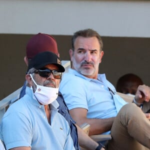Mel Gibson et Jean Dujardin dans les tribunes lors de la finale hommes des Internationaux de France de tennis de Roland Garros à Paris le 13 juin 2021. © Dominique Jacovides / Bestimage