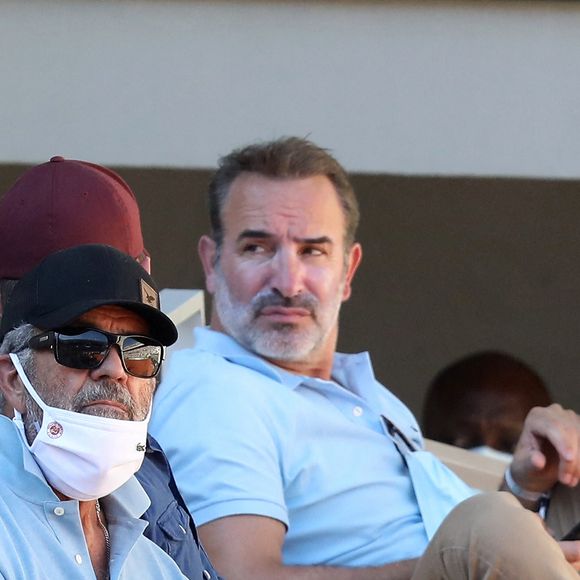 Mel Gibson et Jean Dujardin dans les tribunes lors de la finale hommes des Internationaux de France de tennis de Roland Garros à Paris le 13 juin 2021. © Dominique Jacovides / Bestimage