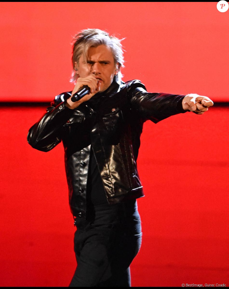 Orelsan (Victoire de la création audiovisuelle de l'année pour "Montre jamais ça à personne" - Artiste masculin de l'année et Chanson originale de l'année pour "L'odeur de l'essence") lors de la 37ème cérémonie des Victoires de la musique à la Seine musicale de Boulogne-Billancourt, le 11 février 2022. © Guirec Coadic/Bestimage