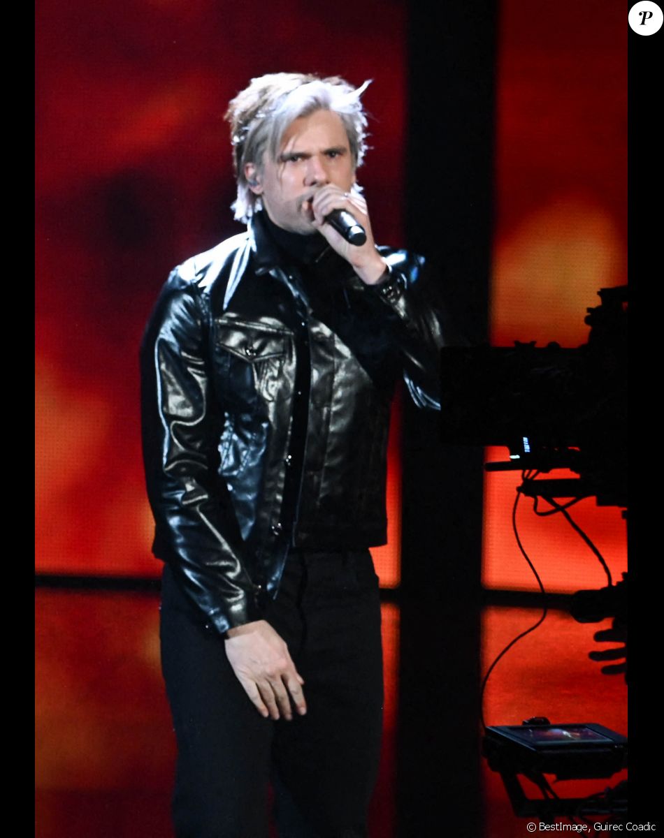 Orelsan (Victoire de la création audiovisuelle de l'année pour "Montre jamais ça à personne" - Artiste masculin de l'année et Chanson originale de l'année pour "L'odeur de l'essence") lors de la 37ème cérémonie des Victoires de la musique à la Seine musicale de Boulogne-Billancourt, le 11 février 2022. © Guirec Coadic/Bestimage