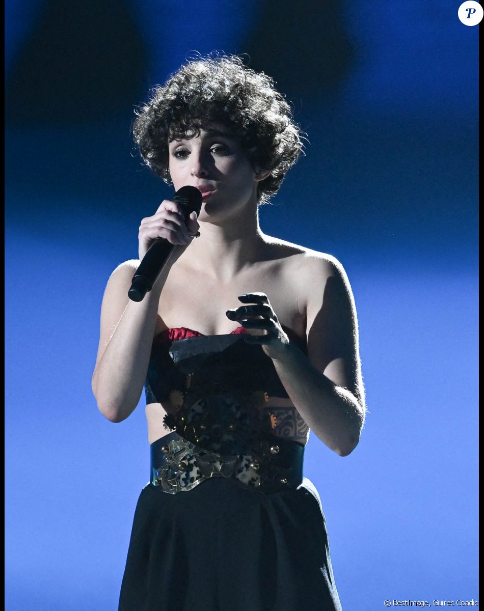 Barbara Pravi (Révélation féminine de l'année) lors de la 37ème cérémonie des Victoires de la musique à la Seine musicale de Boulogne-Billancourt, le 11 février 2022. © Guirec Coadic/Bestimage