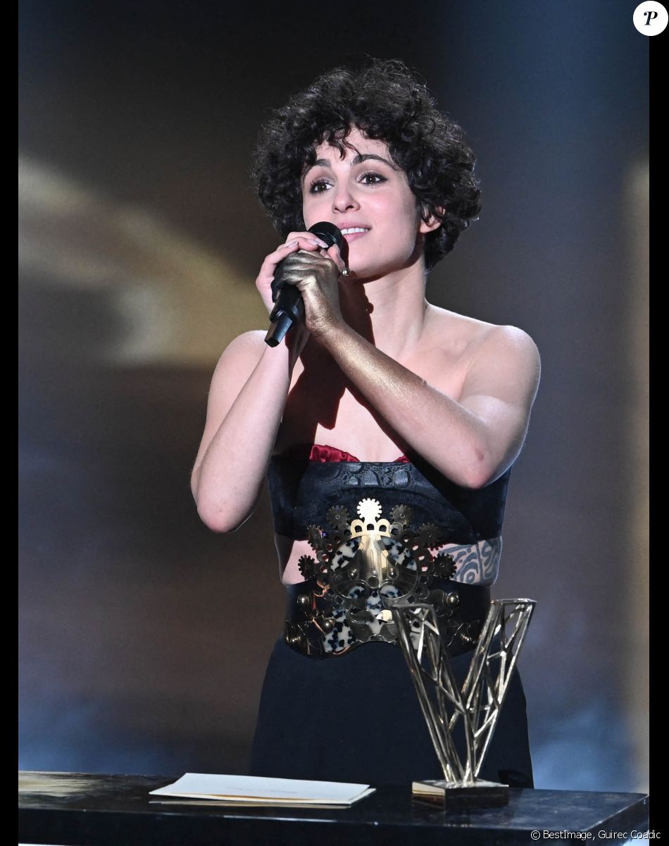 Barbara Pravi (Révélation féminine de l'année) lors de la 37ème cérémonie des Victoires de la musique à la Seine musicale de Boulogne-Billancourt, le 11 février 2022. © Guirec Coadic/Bestimage