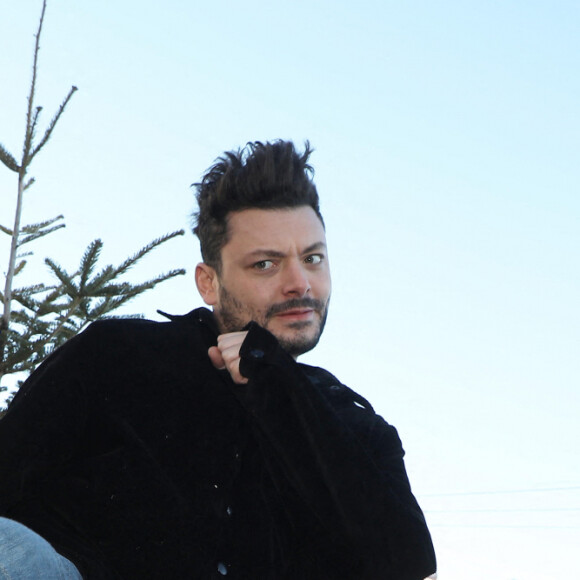Kev Adams au photocall du film "Maison de retraite" lors de la 25ème édition du Festival international du film de comédie de l'Alpe d'Huez, France, le 22 janvier 2022. © Dominique Jacovides/Bestimage 
