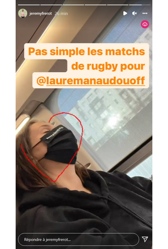 Laure Manaudou photographiée assoupie dans le train par son mari Jérémy Frérot, le 13 février 2022. Le couple a assisté au match France-Irlande au Stade de France la veille.