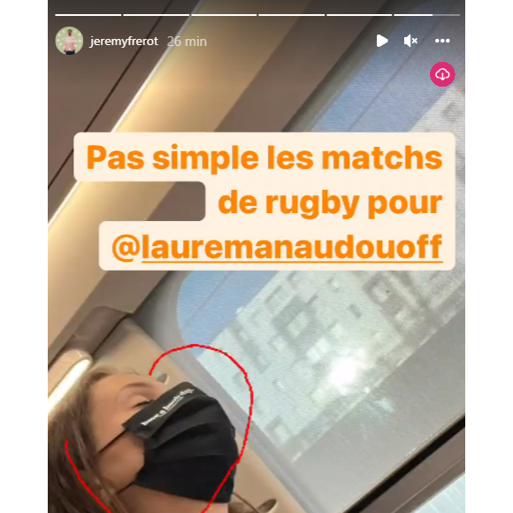 Laure Manaudou photographiée assoupie dans le train par son mari Jérémy Frérot, le 13 février 2022. Le couple a assisté au match France-Irlande au Stade de France la veille.