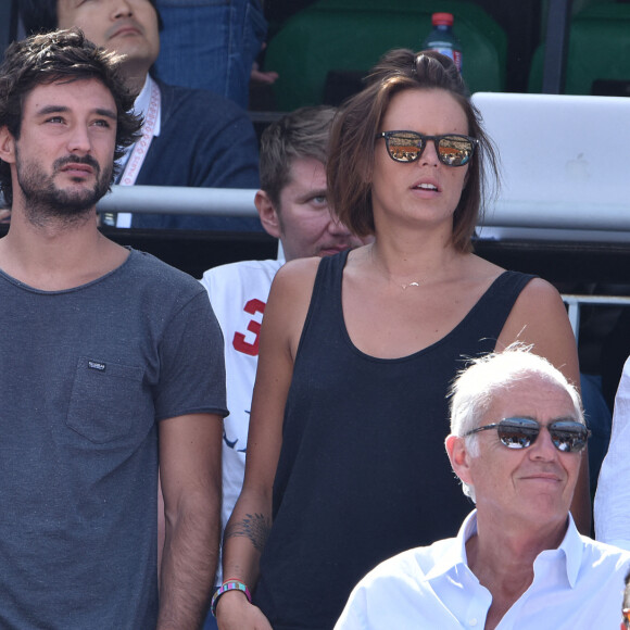 Laure Manaudou et Jérémy Frérot dans les tribunes lors de la finale des Internationaux de tennis de Roland-Garros à Paris, le 7 juin 2015.