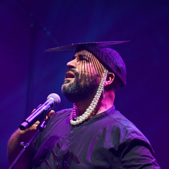 Slimane sur la scène du festival des Francofolies 2021 à la Rochelle, le 12 juillet 2021.