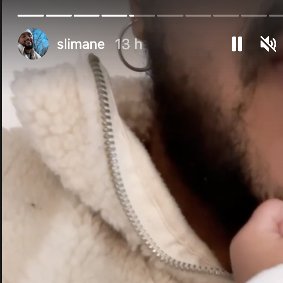 Slimane et sa fille, lui tirant la barbe.
