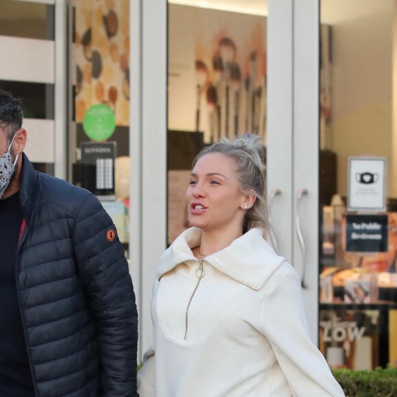 Exclusif - Brian Austin Green et sa compagne Sharna Burgess se promènent à Los Angeles, le 18 janvier 2022.