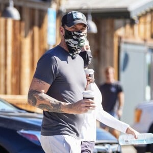 Exclusif - Brian Austin Green et sa compagne Sharna Burgess font des courses à Malibu le 24 novembre 2021.