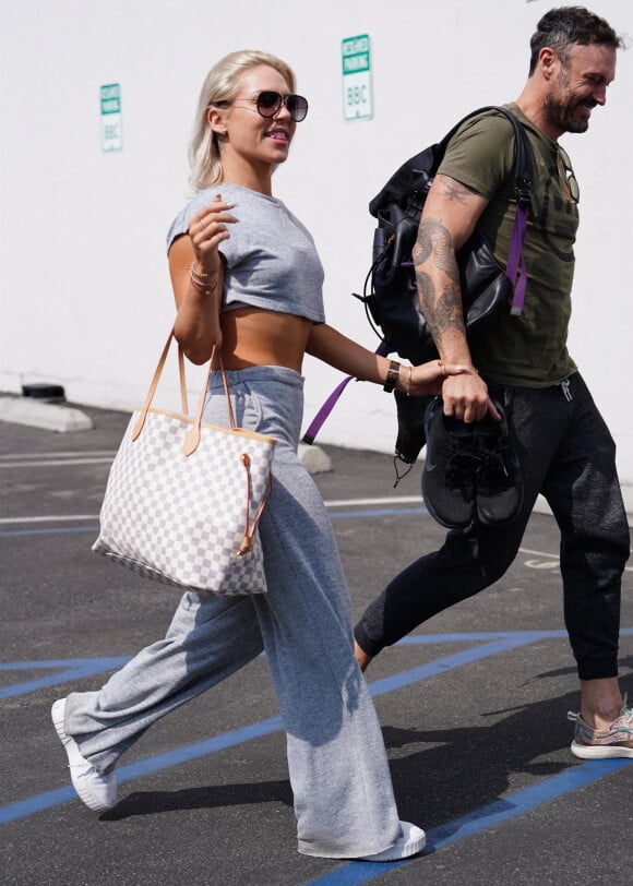 Brian Austin Green et sa compagne Sharna Burgess arrivent à l'émission Dancing With the stars à Los Angeles le 9 septembre 2021.