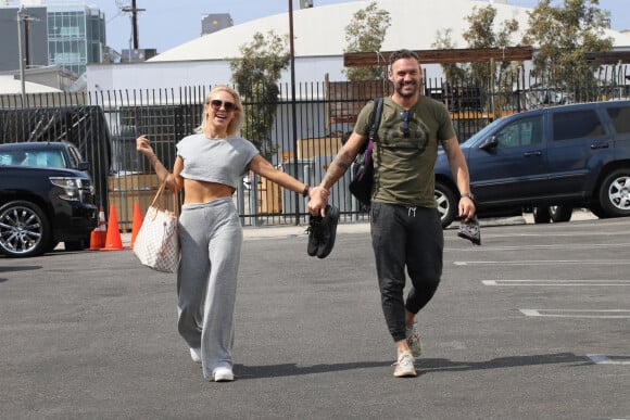Brian Austin Green et sa compagne Sharna Burgess arrivent à l'émission Dancing With the stars à Los Angeles le 29 septembre 2021.