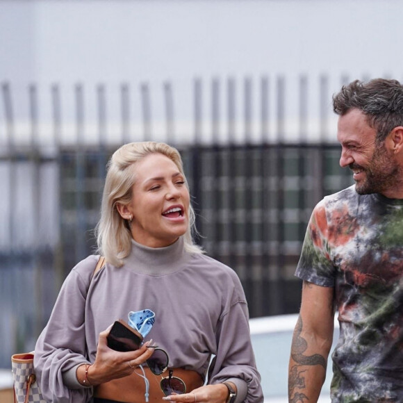 Brian Austin Green et sa compagne Sharna Burgess très complices à leur arrivée dans les studios de répétitions de l'émission "Dancing With The Stars" à Los Angeles, le 28 septembre 2021.