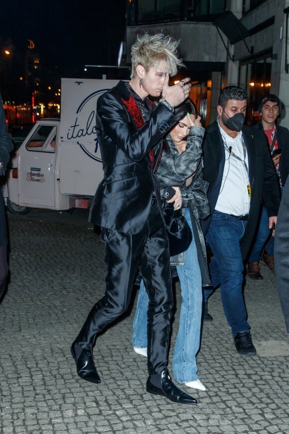 Machine Gun Kelly et sa compagne Megan Fox dînent au restaurant "Grill Royal" après la première de leur film "Taurus" au festival de Berlin, le 13 février 2022. 