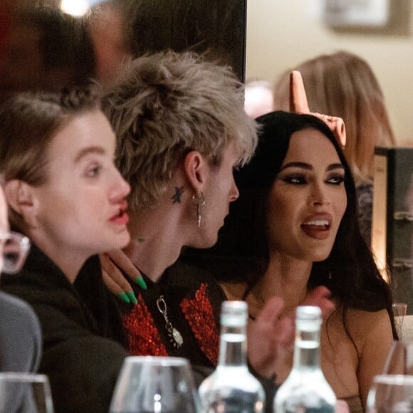 Machine Gun Kelly et sa compagne Megan Fox dînent au restaurant "Grill Royal" après la première de leur film "Taurus" au festival de Berlin, le 13 février 2022.